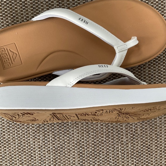 Women’s tan Reef flip flops,9. - Picture 5 of 10